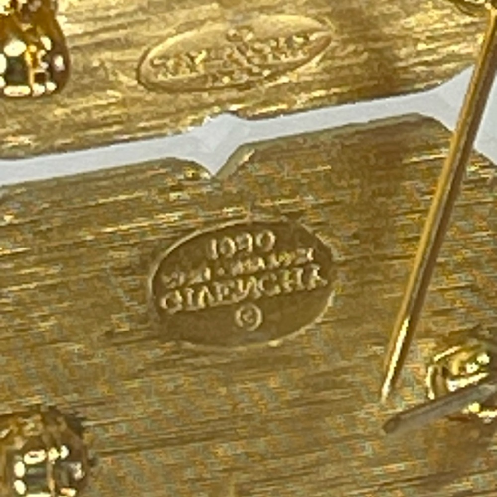 GIVENCHY GG Logo Gold Tone Brooch - Picture 3 of 6